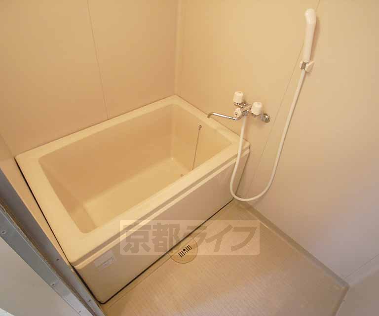 バス・シャワールーム　シャワー付きの便利なお風呂です。