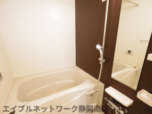 バス・シャワールーム　落ち着いた空間のお風呂です