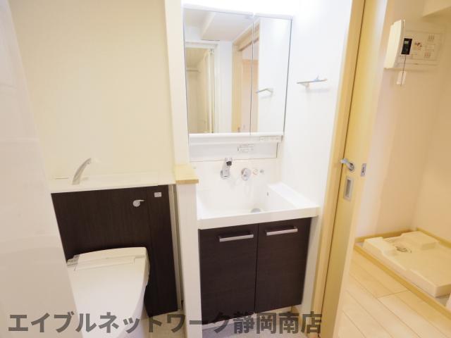 洗面設備　明るい洗面所です