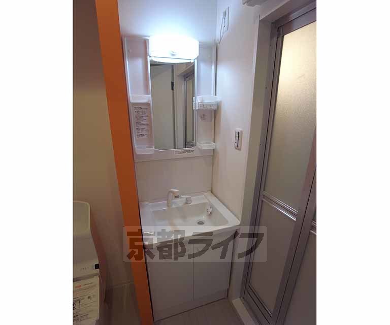 洗面設備　便利な洗面台です。