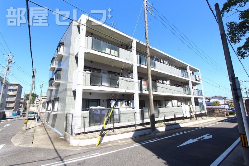 建物外観　タイル張りのオシャレな建物です。