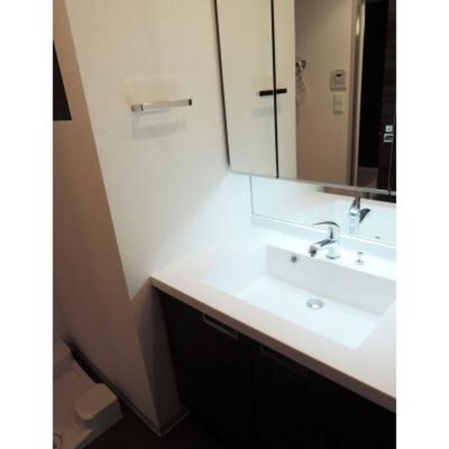 洗面設備　写真は同タイプ住戸です。