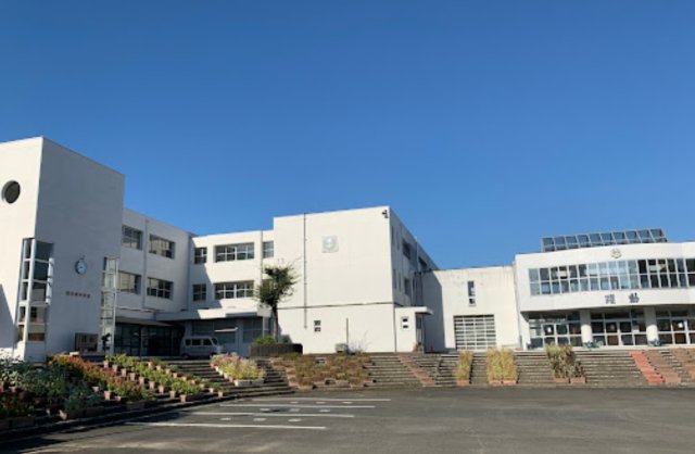 中学校　菊川市立菊川東中学校（中学校）まで202m