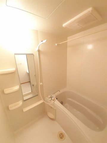 バス・シャワールーム　コンパクトで使いやすいお風呂です