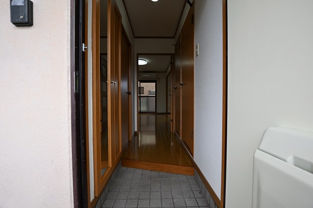 玄関　廊下があるので玄関先の音は聞こえません。