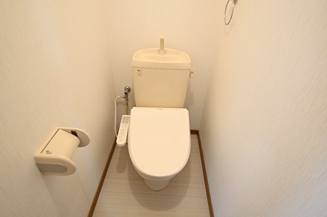 トイレ　トイレは温水洗浄便座付きます。
