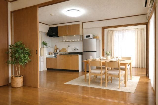 居室・リビング　広々としたダイニングキッチンでゆったりできます。 ※生成AI