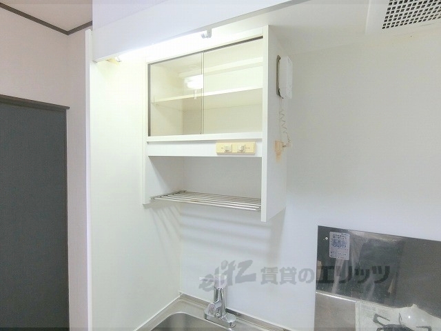 収納　キッチン上部棚