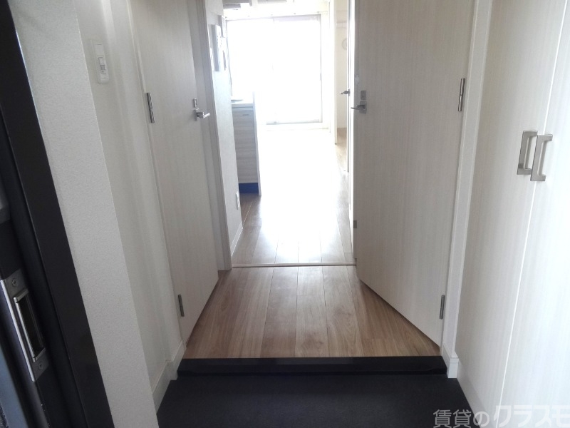 玄関　玄関を開けると・・。