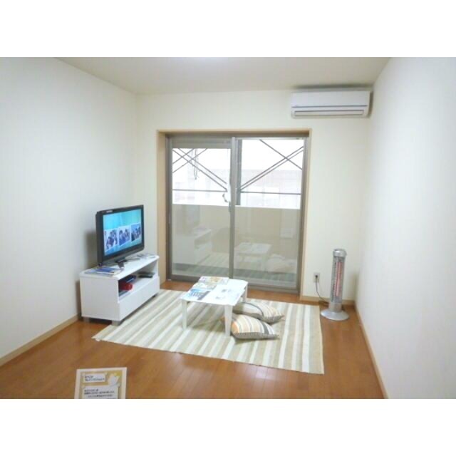 居室・リビング　洋室約7.5帖（家具は賃料に含みません）