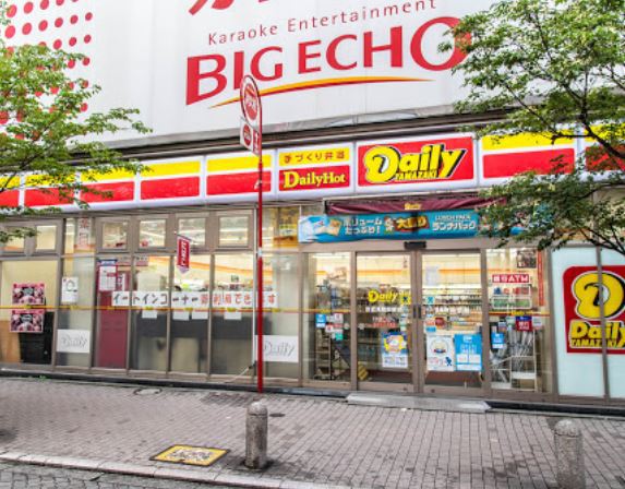 コンビニ　デイリーヤマザキ赤坂見附駅前店（コンビニ）まで183m