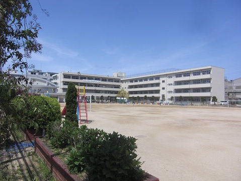 小学校　大東市立四条小学校（小学校）まで615m