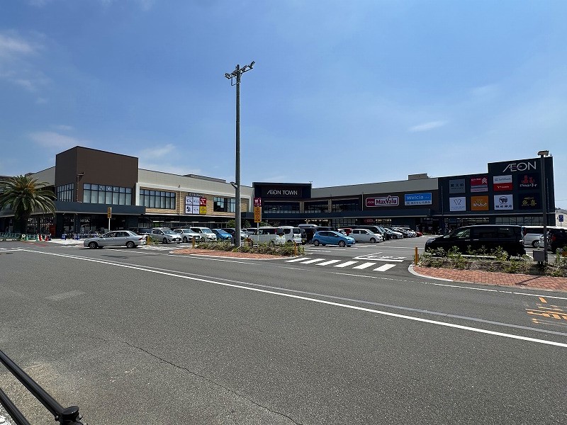 ショッピングセンター　イオンタウン楽々園（ショッピングセンター）まで678m