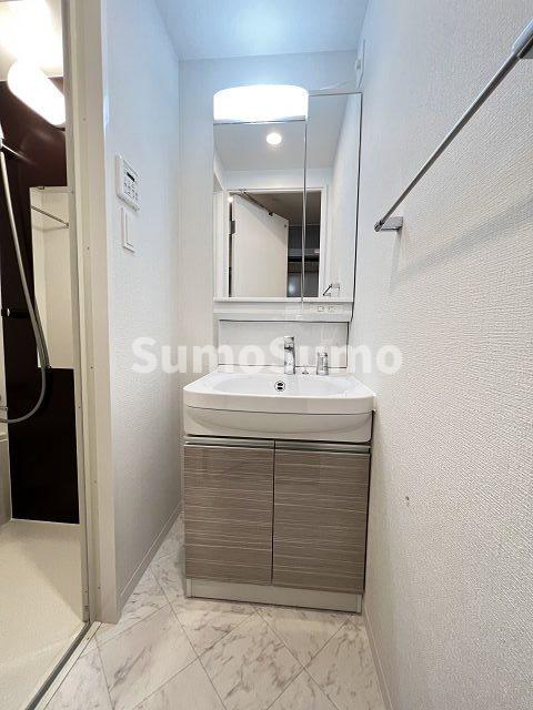 洗面設備　ゆったりとスペースのある洗面所