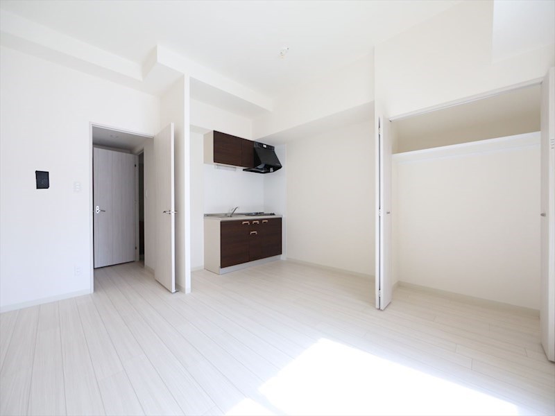 居室・リビング　洋室12.2帖　クローゼット付（収納充実してます）