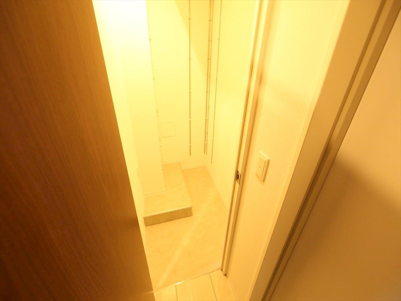 玄関　玄関　シューズクローク付（収納充実してます）