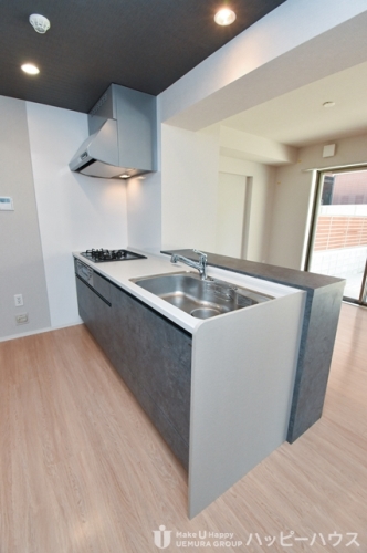 キッチン　別物件参考画像。建具および床・壁の色、設備は画像と異なります