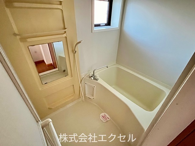 バス・シャワールーム　窓付きで明るい浴室です。