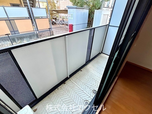 バルコニー　南面バルコニーで洗濯物もすぐに乾きそうですね。