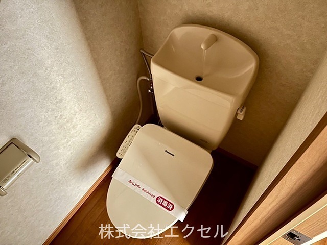 トイレ　温水洗浄便座です。