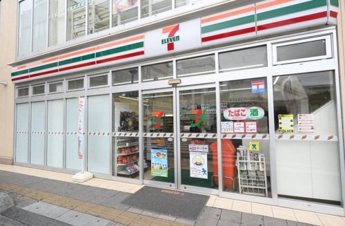 コンビニ　コンビニ（コンビニ）まで605m