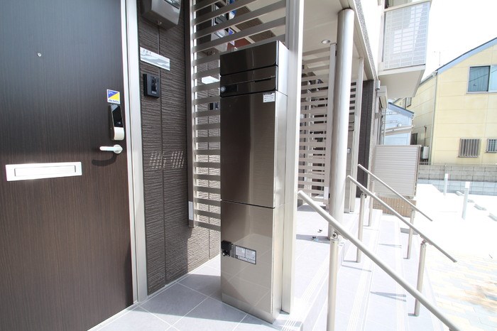 エントランス　各戸に専用宅配BOXが設置してありますよ☆