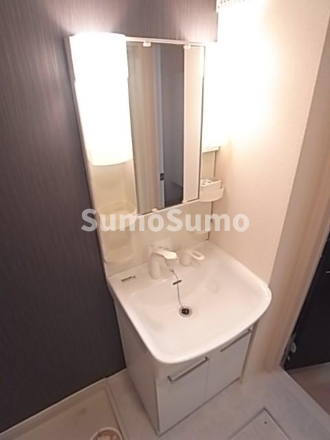 洗面設備　ゆったりとスペースのある洗面所