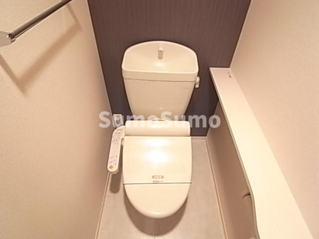 トイレ　落ち着いた色調のトイレです