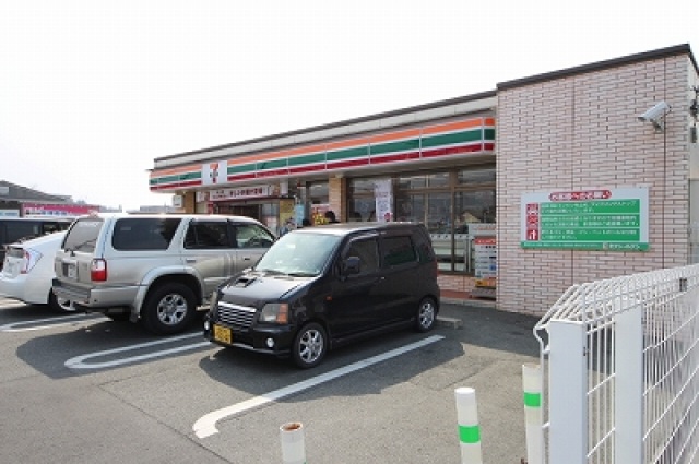 コンビニ　セブンイレブン橿原新賀町店（コンビニ）まで208m