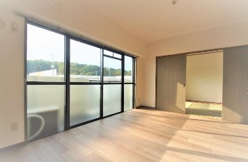 居室・リビング　※別号室の写真です。