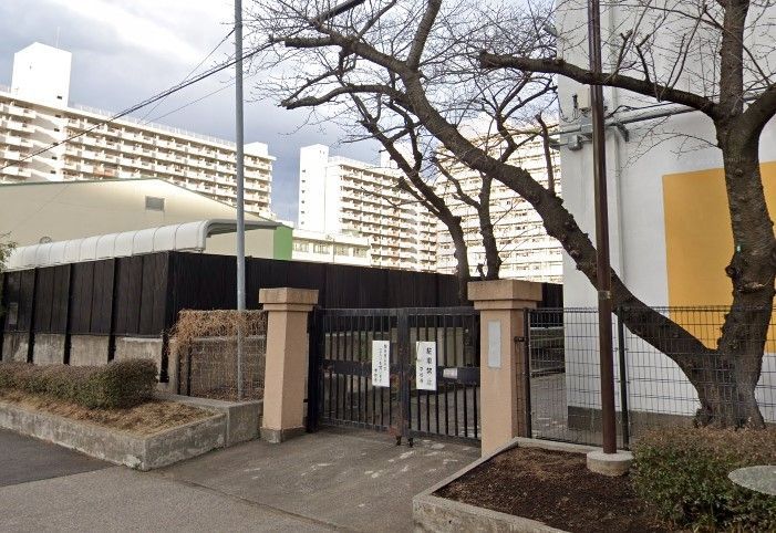 小学校　北区立としま若葉小学校（小学校）まで440m