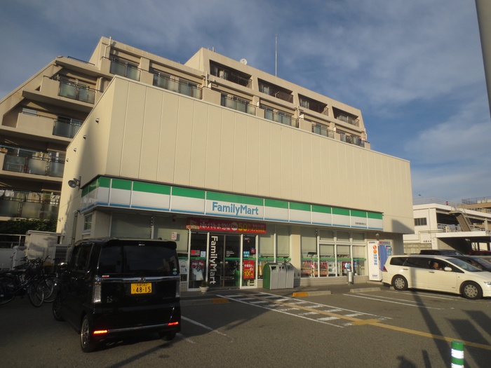 コンビニ　ファミリーマート（コンビニ）まで450m