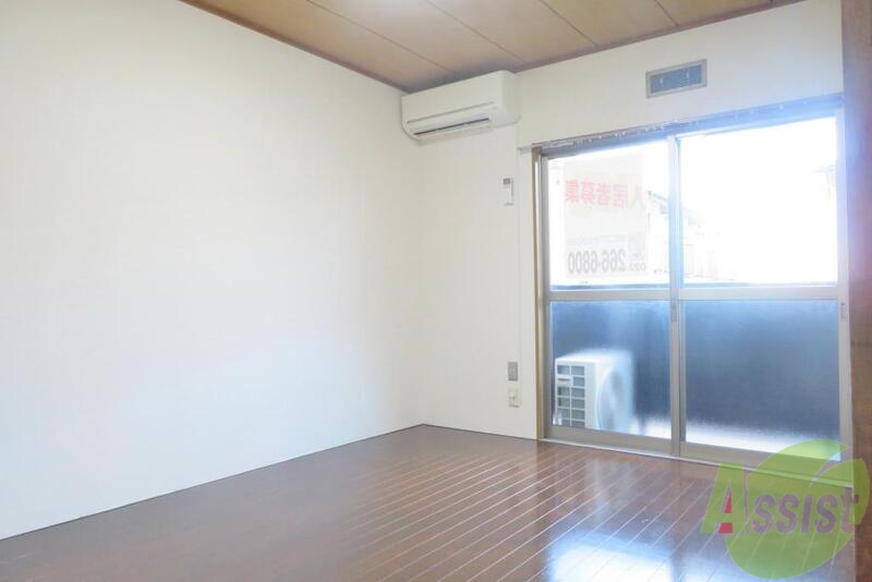 居室・リビング　大きな窓が印象的な明るいお部屋です。