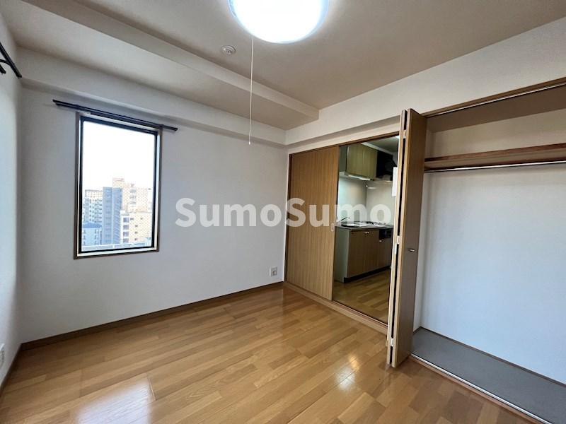 その他部屋・スペース　落ち着いた色調の寝室です