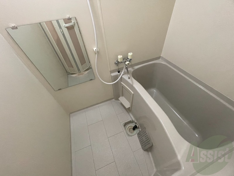 バス・シャワールーム　バスルームは狭すぎず、シャワーも浴びやすそうです。