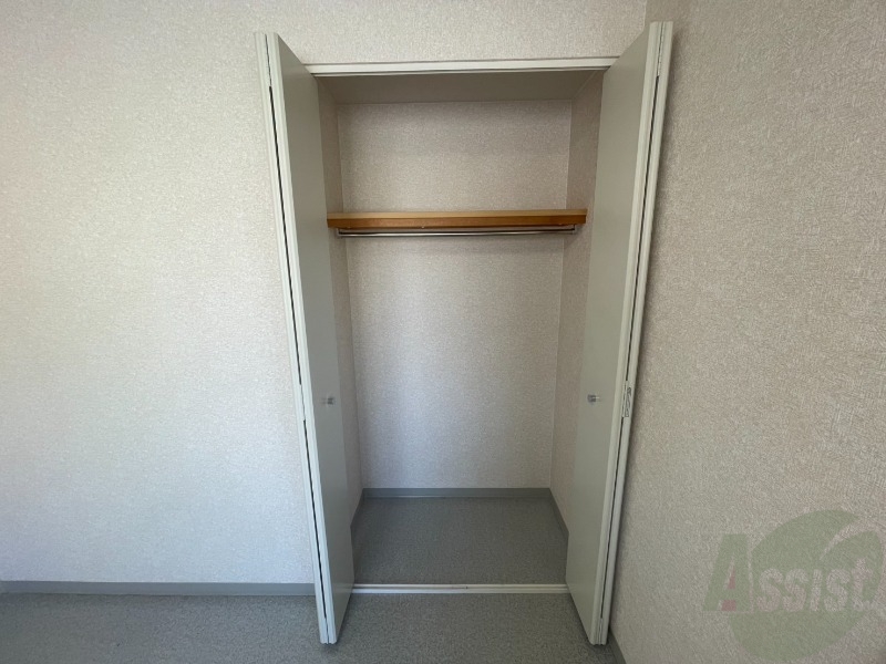 収納　クローゼットを開けてみました。奥行きがありますね。