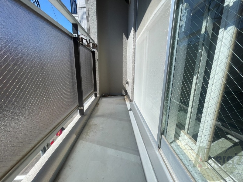 バルコニー　バルコニー。洗濯物がはかどりそうな広さがありますよ。