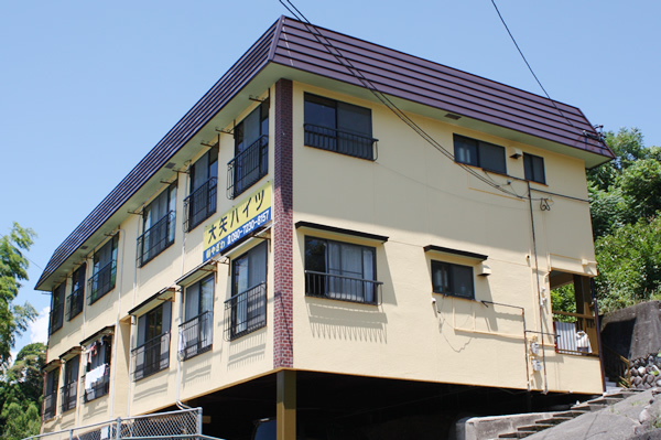 建物外観　一階部分は駐車場です