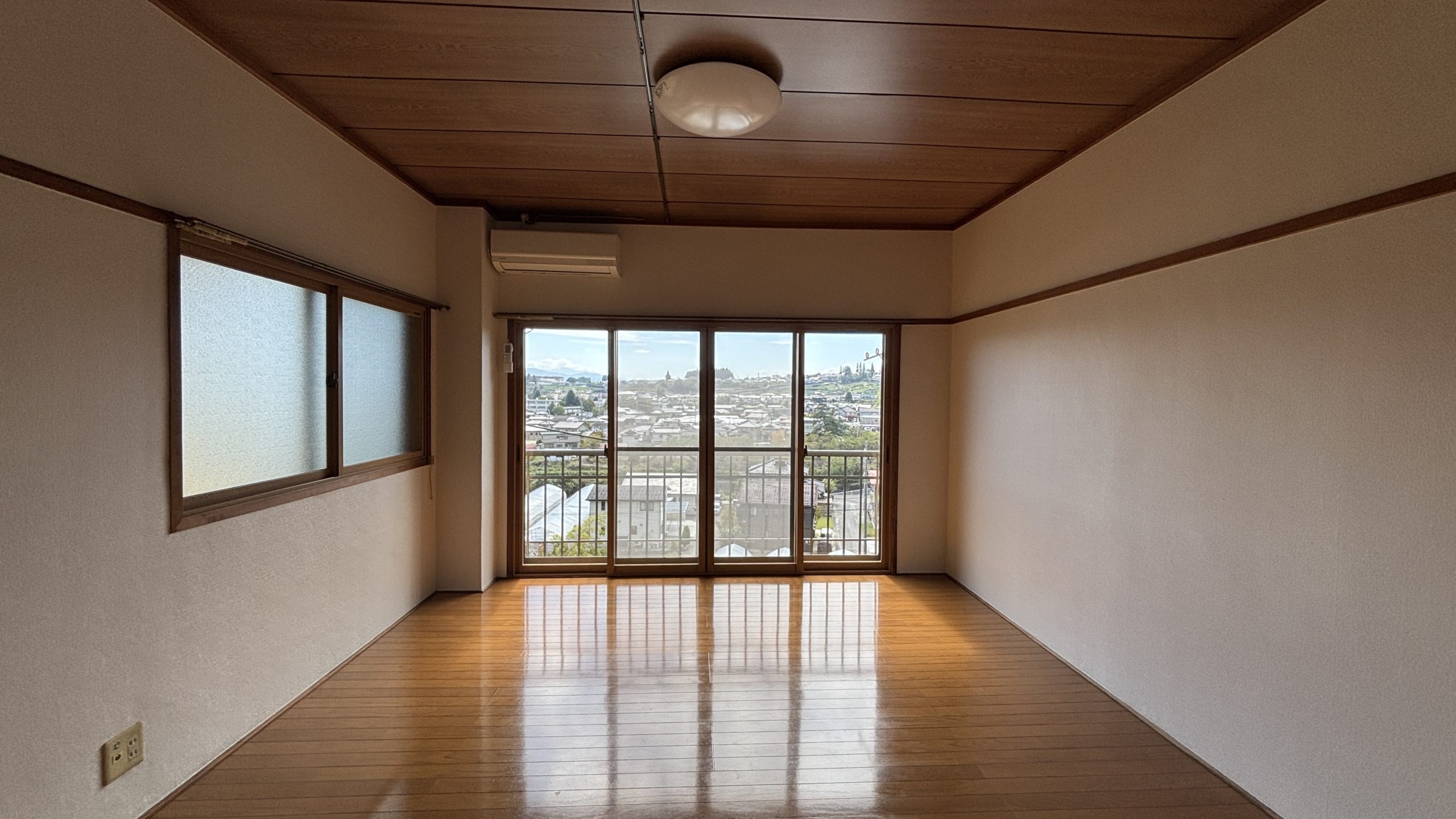 居室・リビング　８畳の開放的なお部屋