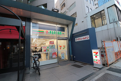 コンビニ　セブン－イレブン南青山５丁目店（コンビニ）まで318m