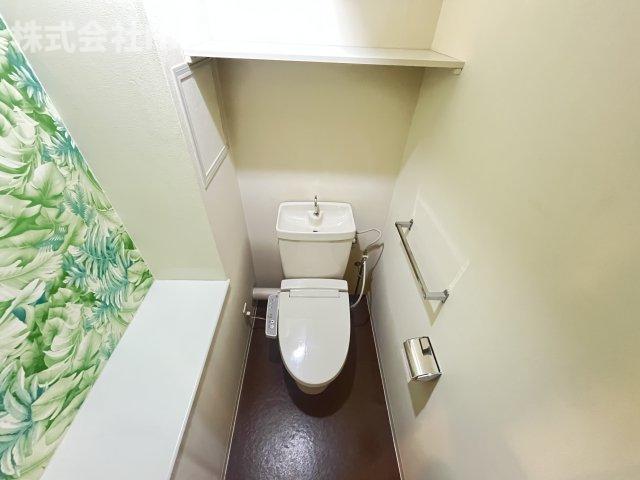 トイレ　落ち着いた色調のトイレです