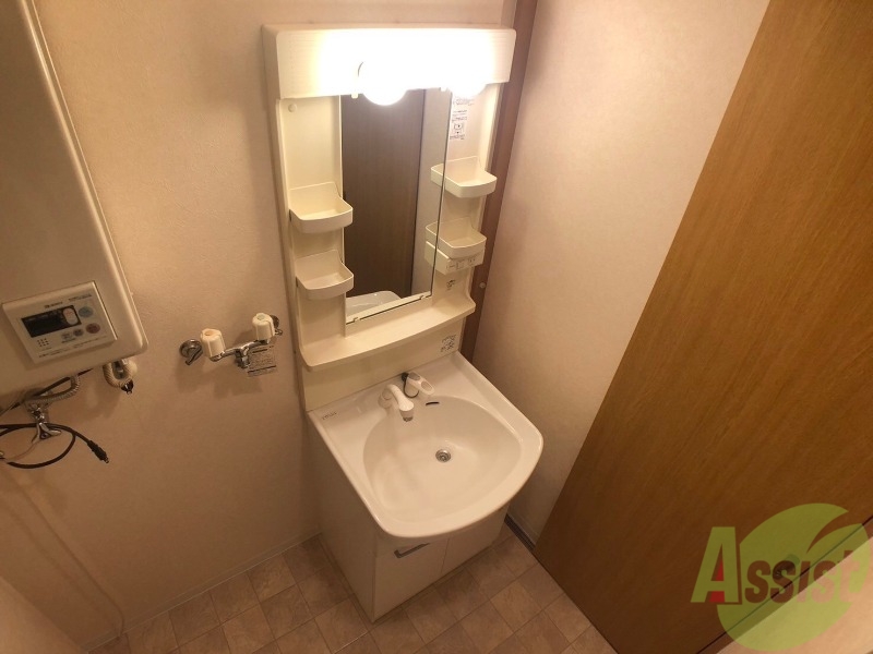 洗面設備　シャンプードレッサー。身支度はここでばっちりですね。