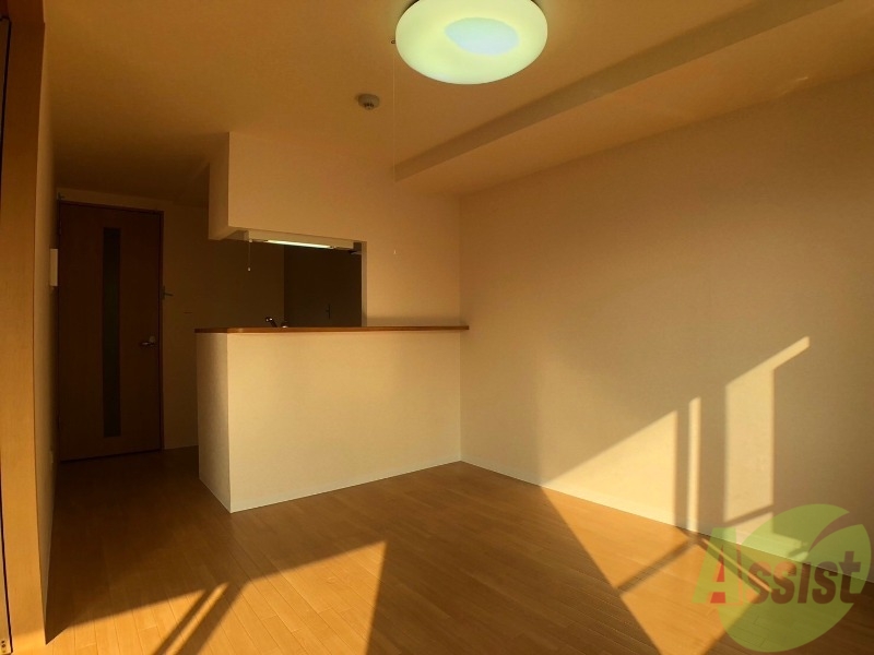 居室・リビング　木目のフローリングは落ち着きのある印象のお部屋になりますね。