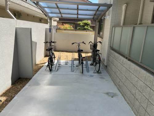 建物外観　入居者様専用屋根付き駐輪場です。