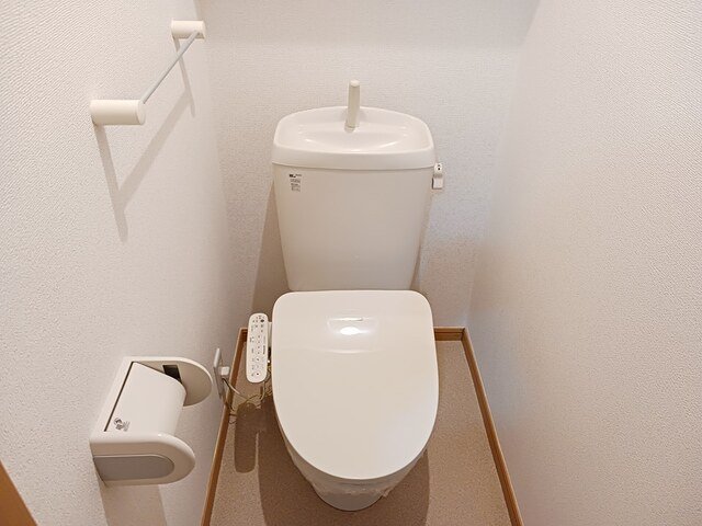 トイレ　落ち着いた色調のトイレです