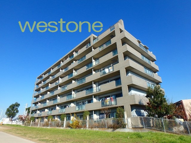 建物外観　川沿いに建つ日当たり良好なマンションです