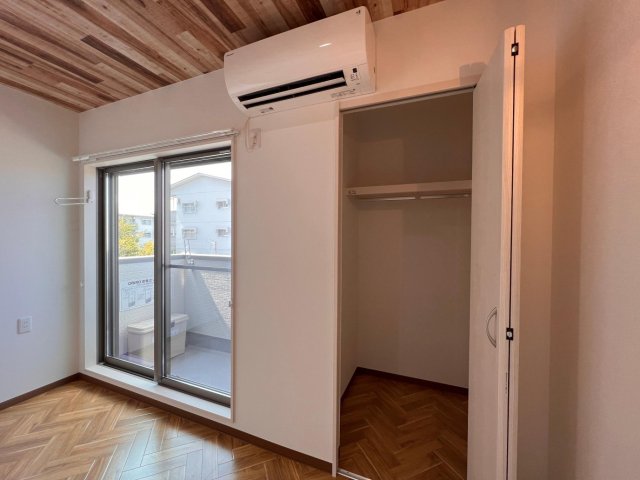 バルコニー　寝室にエアコンとクローゼット、その先にバルコニー