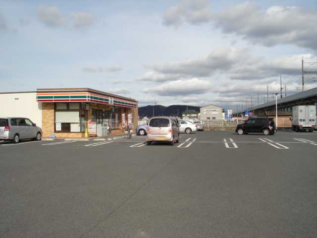 コンビニ　セブンイレブン倉敷上東店（コンビニ）まで303m