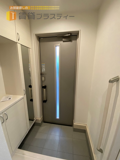 玄関　姿見が嬉しいポイントですね。