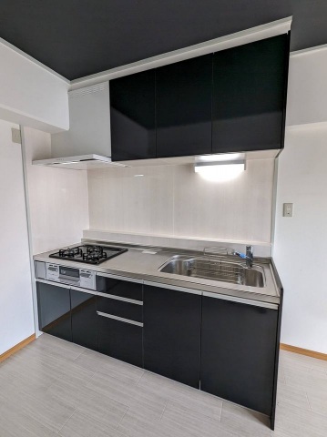 キッチン　3口ガスコンロとグリル付きのシステムキッチン